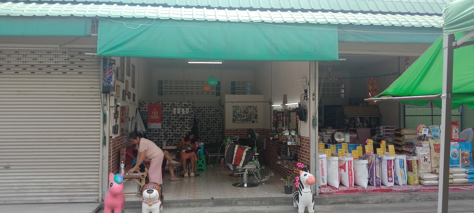 Beauty salon near Pura Luang Lua Market