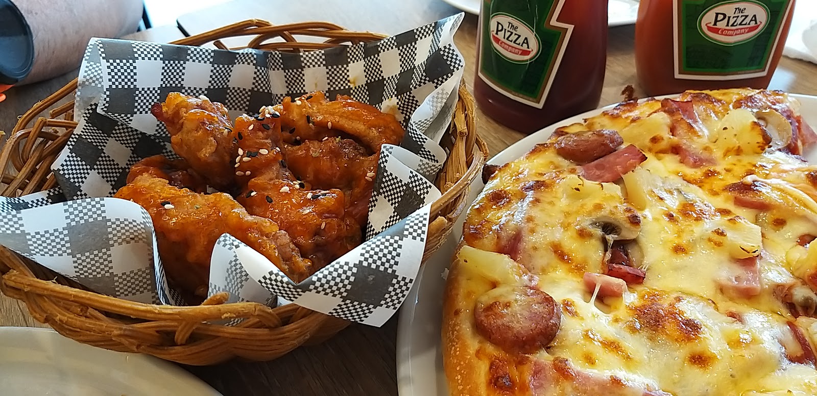 Lotus Pizza Company on the Ramintra Highway