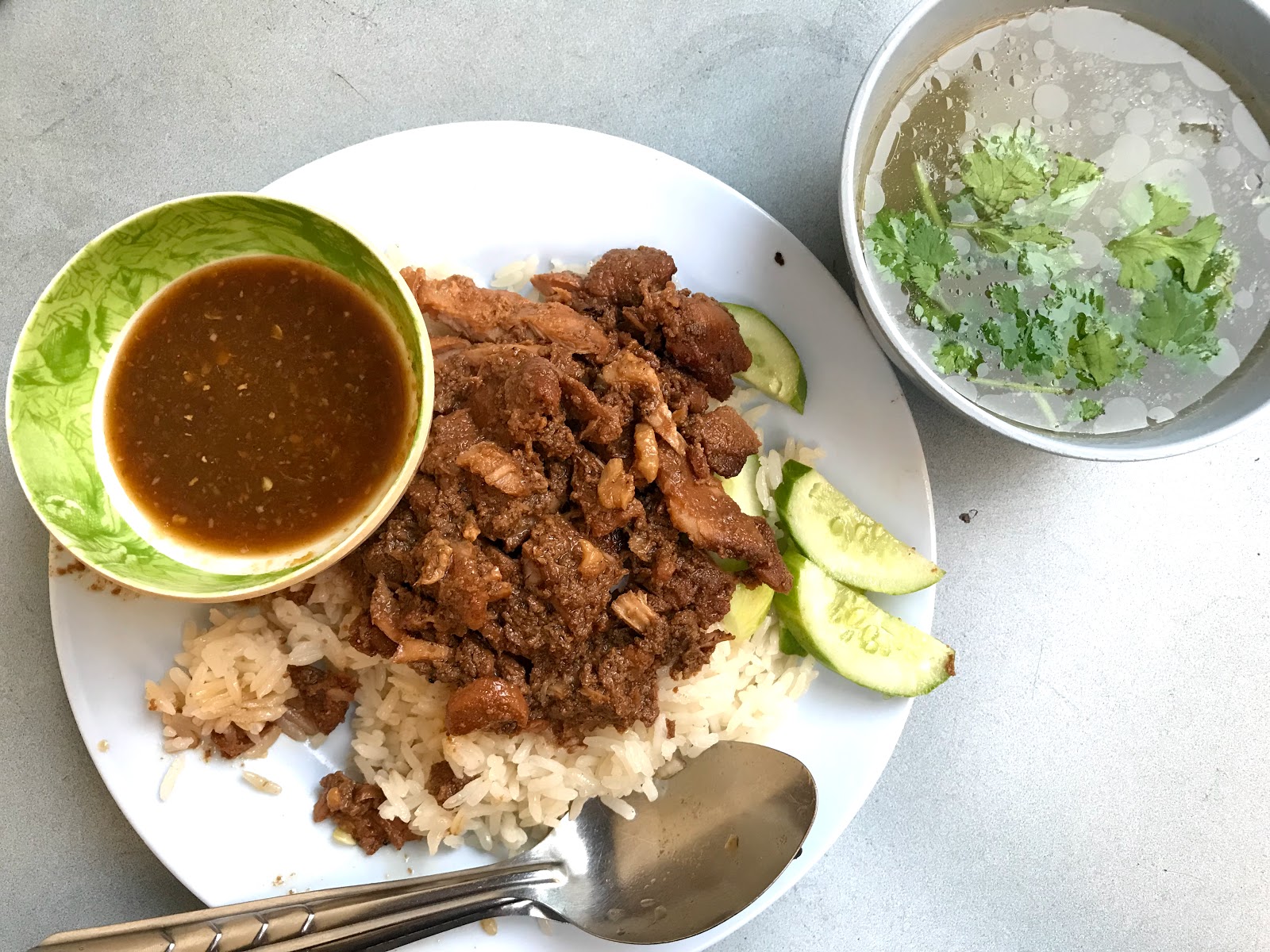 Go Uan baked pork with rice, chicken fat