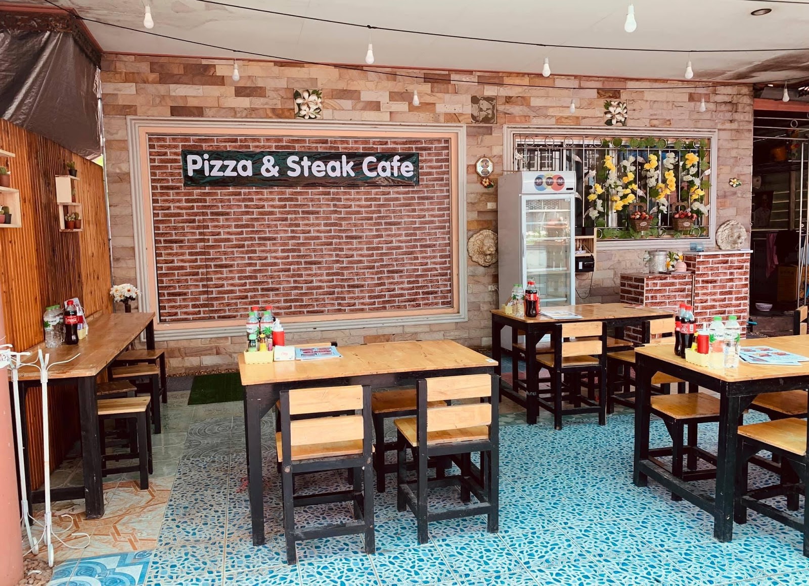 We met up to check in and then sat down to eat at the Pizza &#038; Steak Cafe.