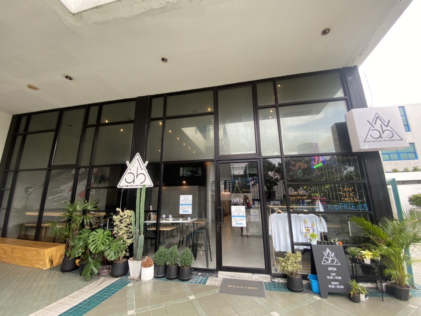 Wab Cafe &#038; Friends