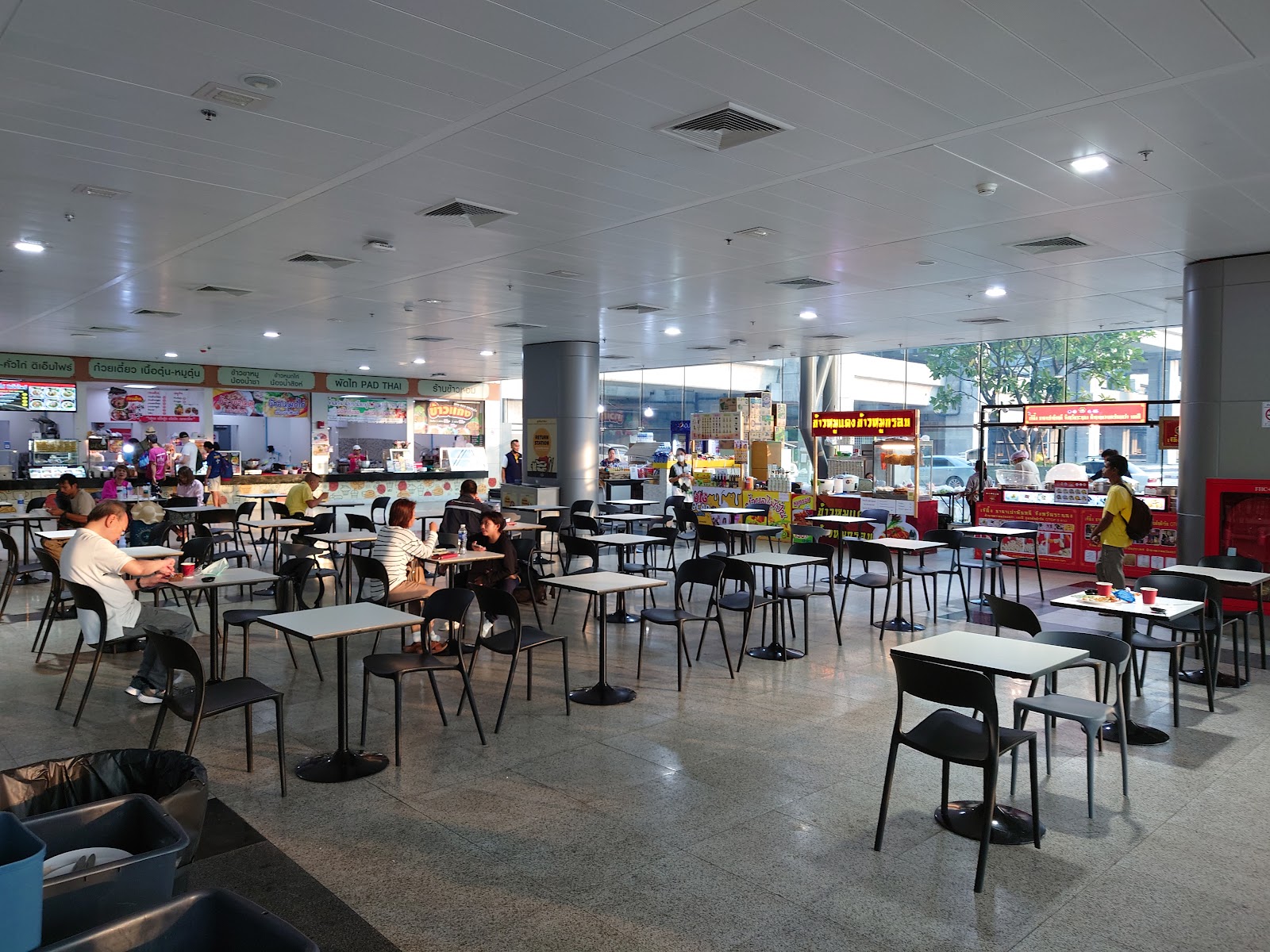 Food court at Krungthep Apiwat Central Bus Terminal Station