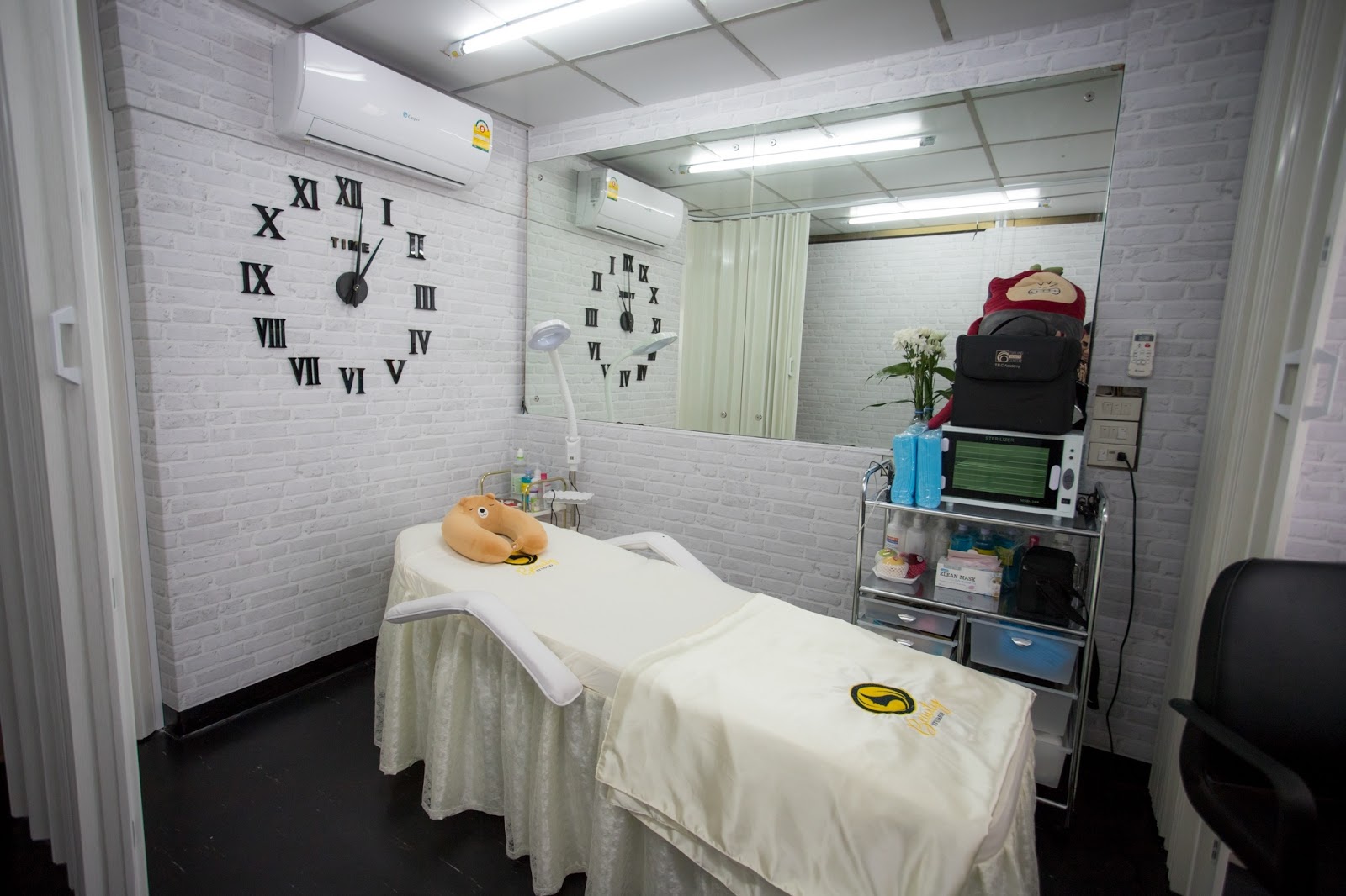 Beauty studio, manicure, eyelash extensions, eyebrow tattoo, eyebrow lift, chamber of commerce area