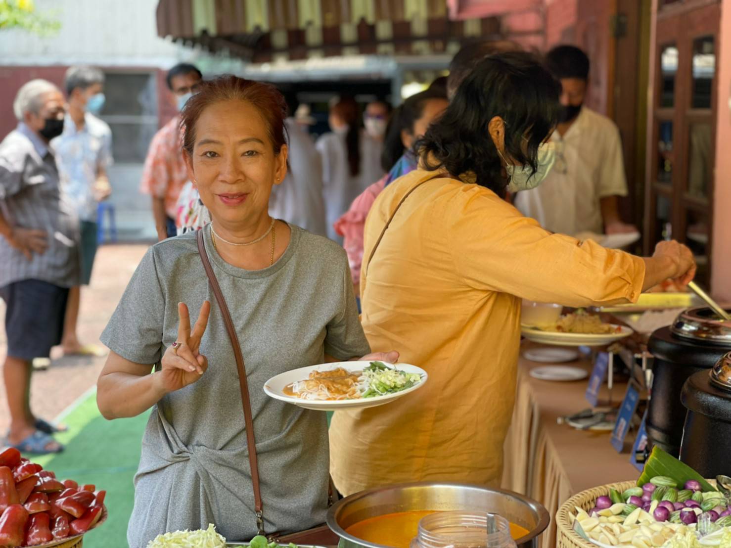 Auzythaidress (Khun Au&#8217;s Thai dress) wedding dress rental service, wedding organization, buffet food arrangement.