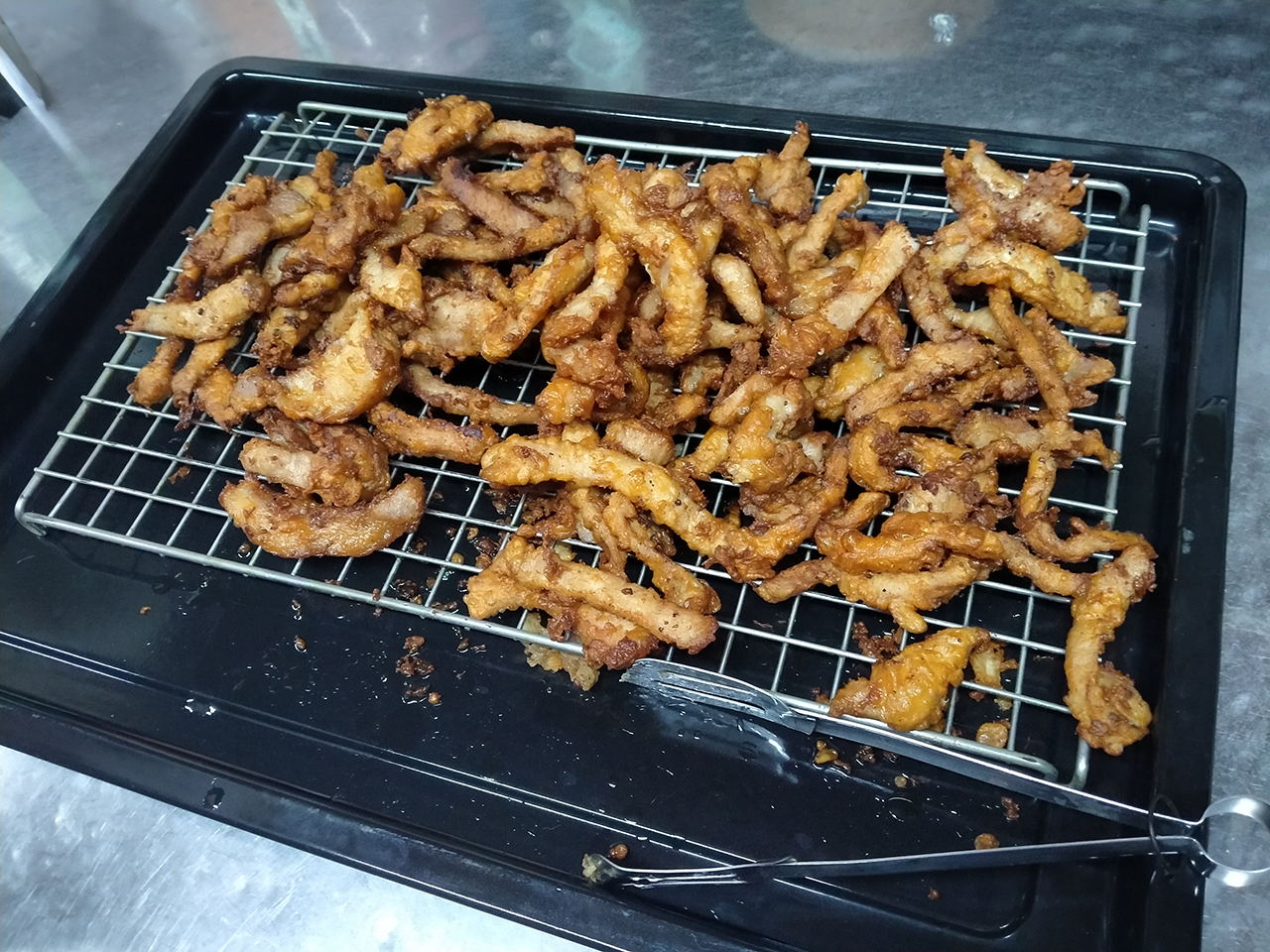 Fried pork while playing guitar