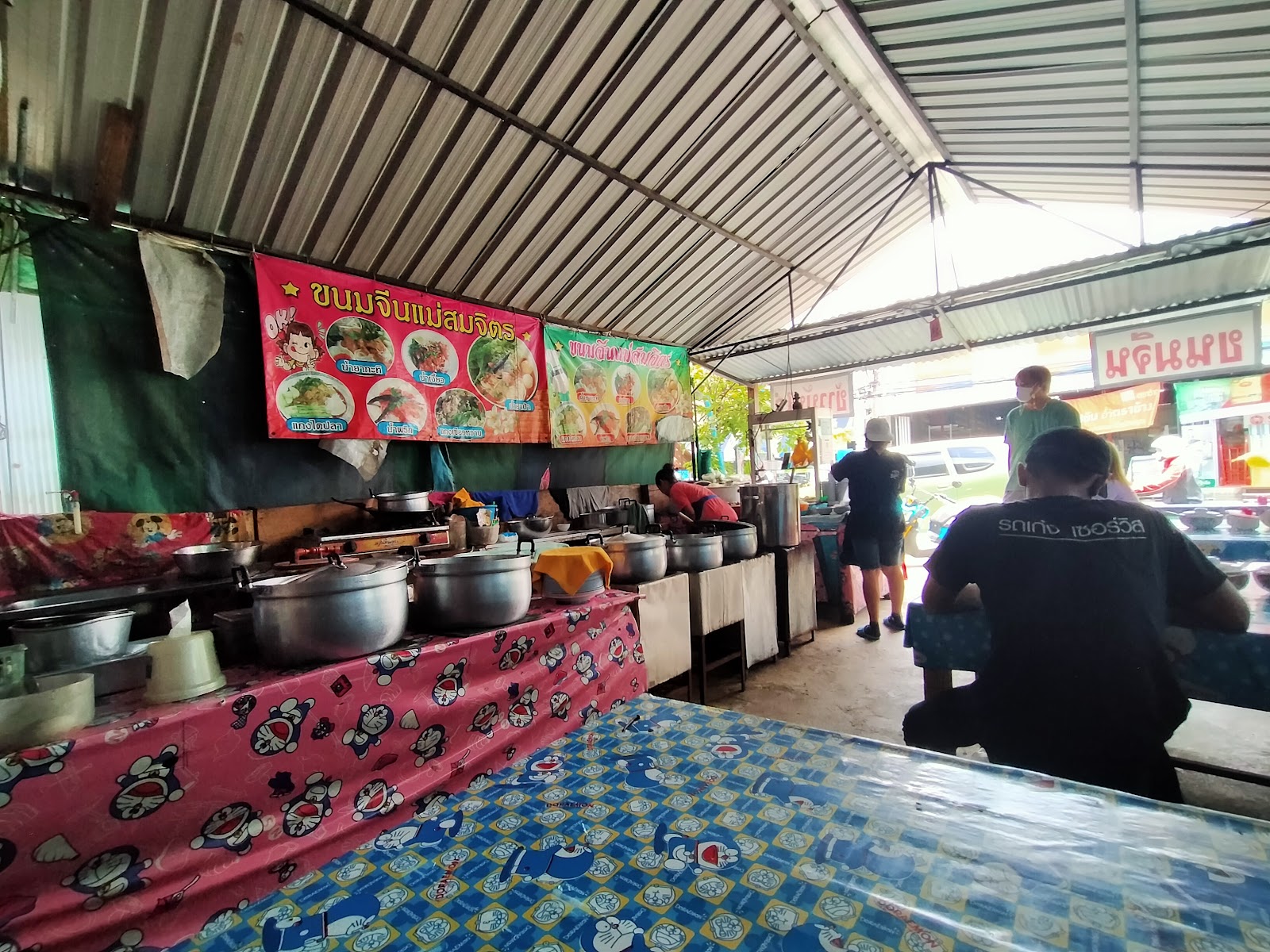 A plate of Mae Somchit Khanom Jieng chicken rice costs 40 baht.