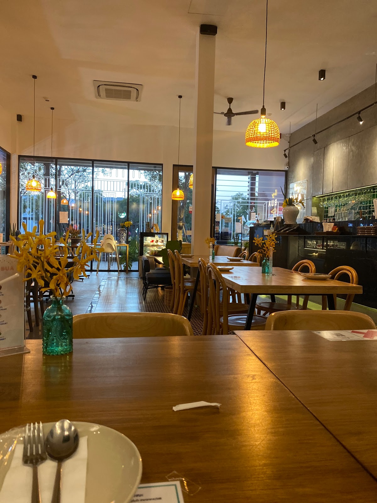 Pola Pola Restaurant & Cafe LaSalle