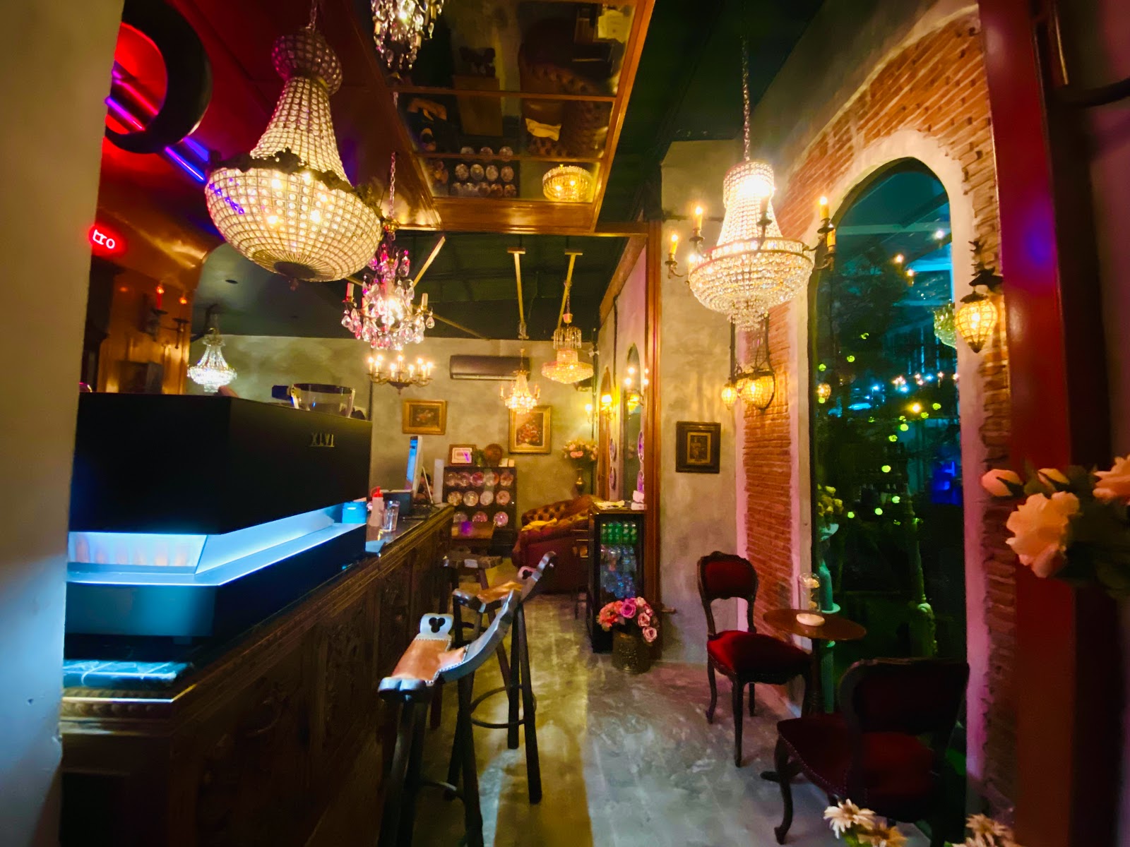 XII Antique &#038; Furniture Bistro