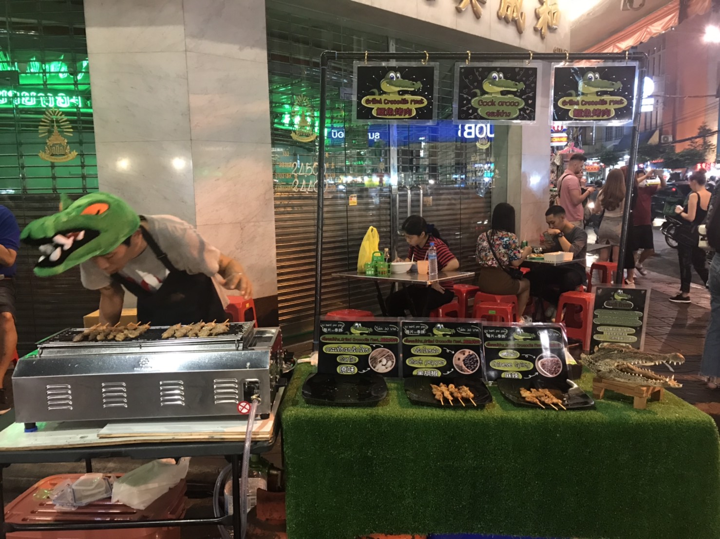 Cook Croco grill crocodile meat