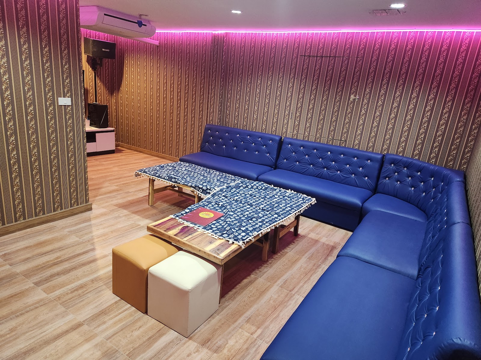 Siriwat Restaurant &#038; Karaoke