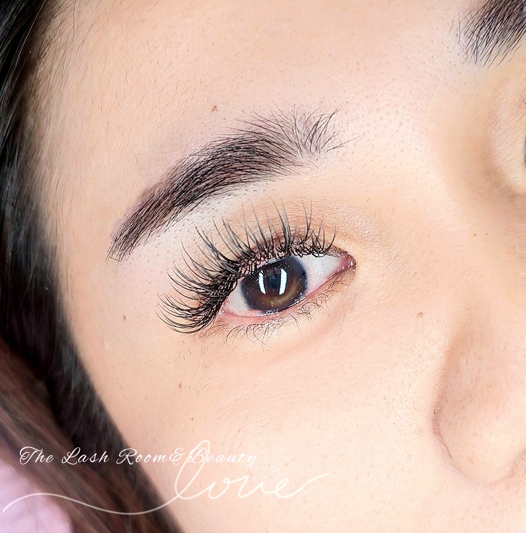 Eyelash extensions The Lash Room &#038; Beauty (professional eyelash extensions)