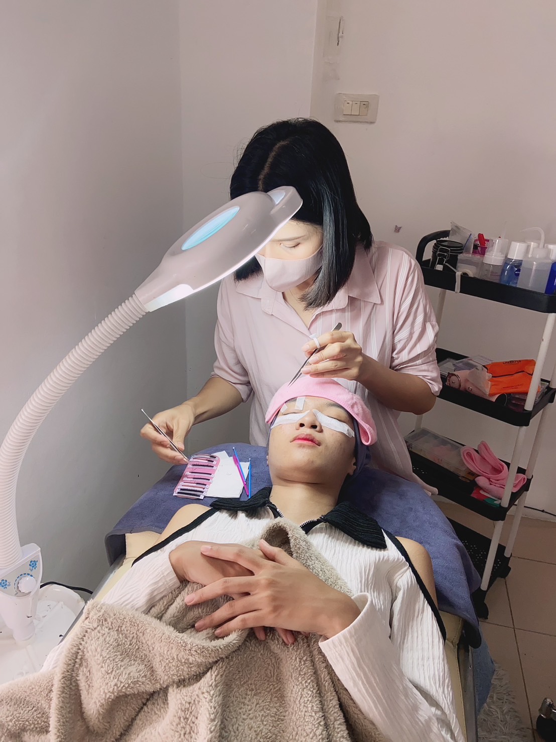 Eyelash Beauty & Nail By wawa Studio will teach you how to apply eyelash extensions