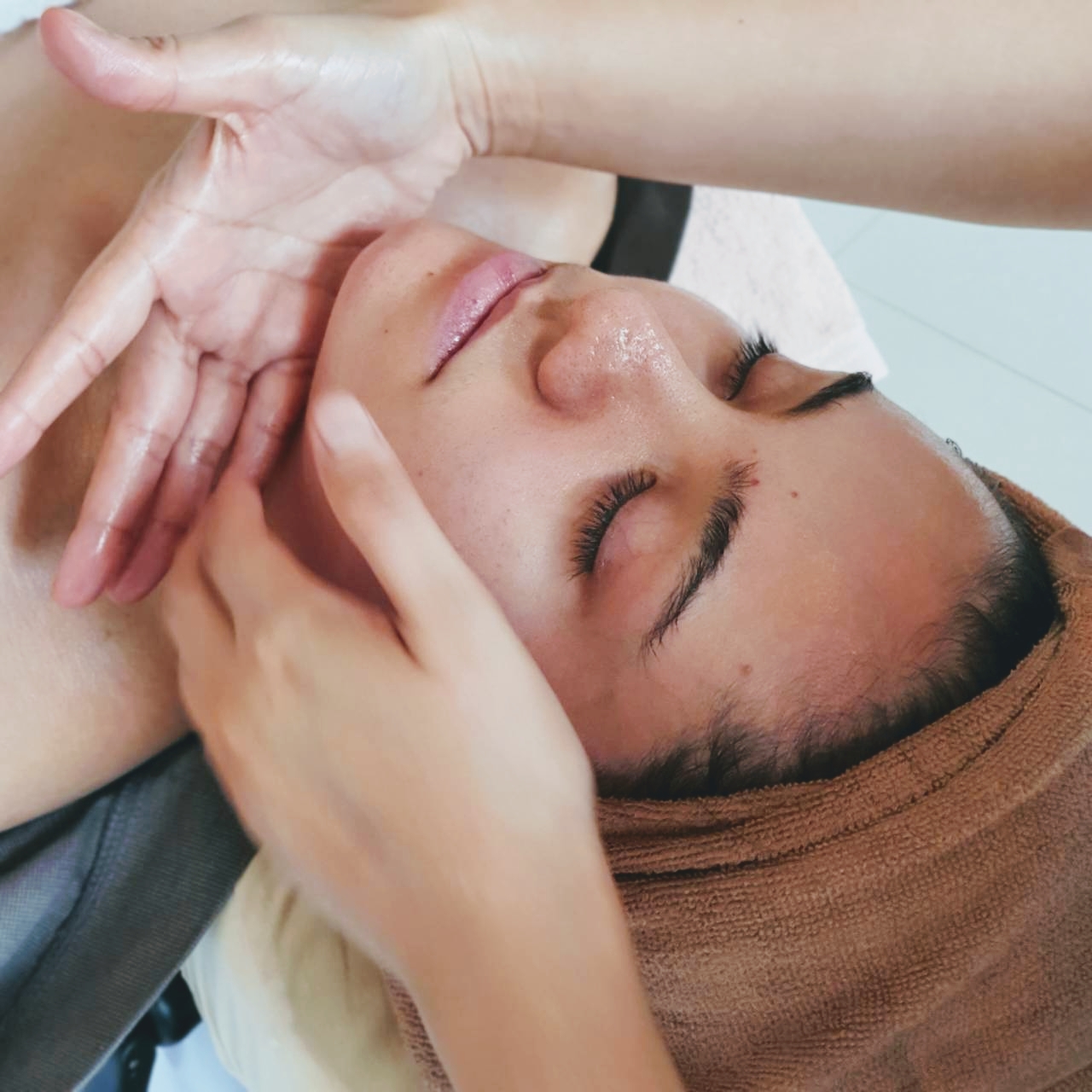 Indian Head MassageFacial Massage Delivery by Signature Delivery Spa