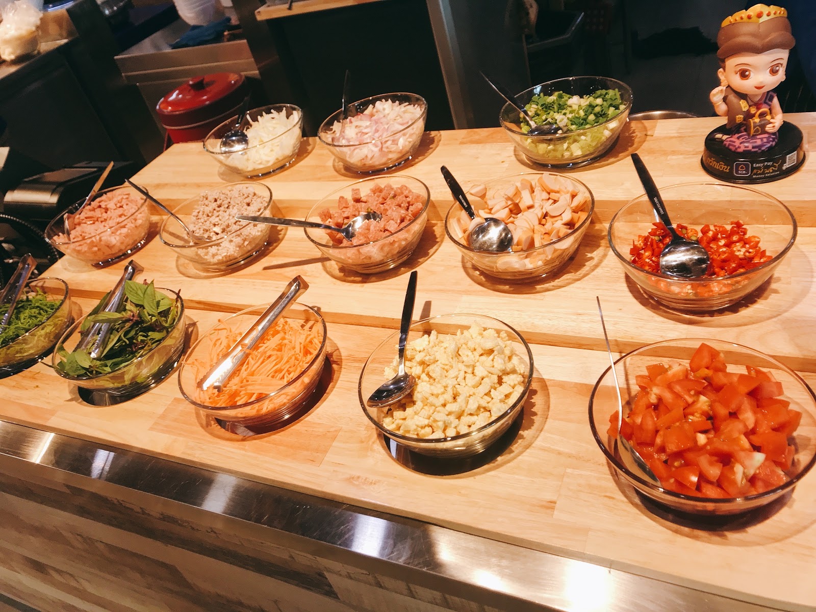 Thai omelette in iron pot