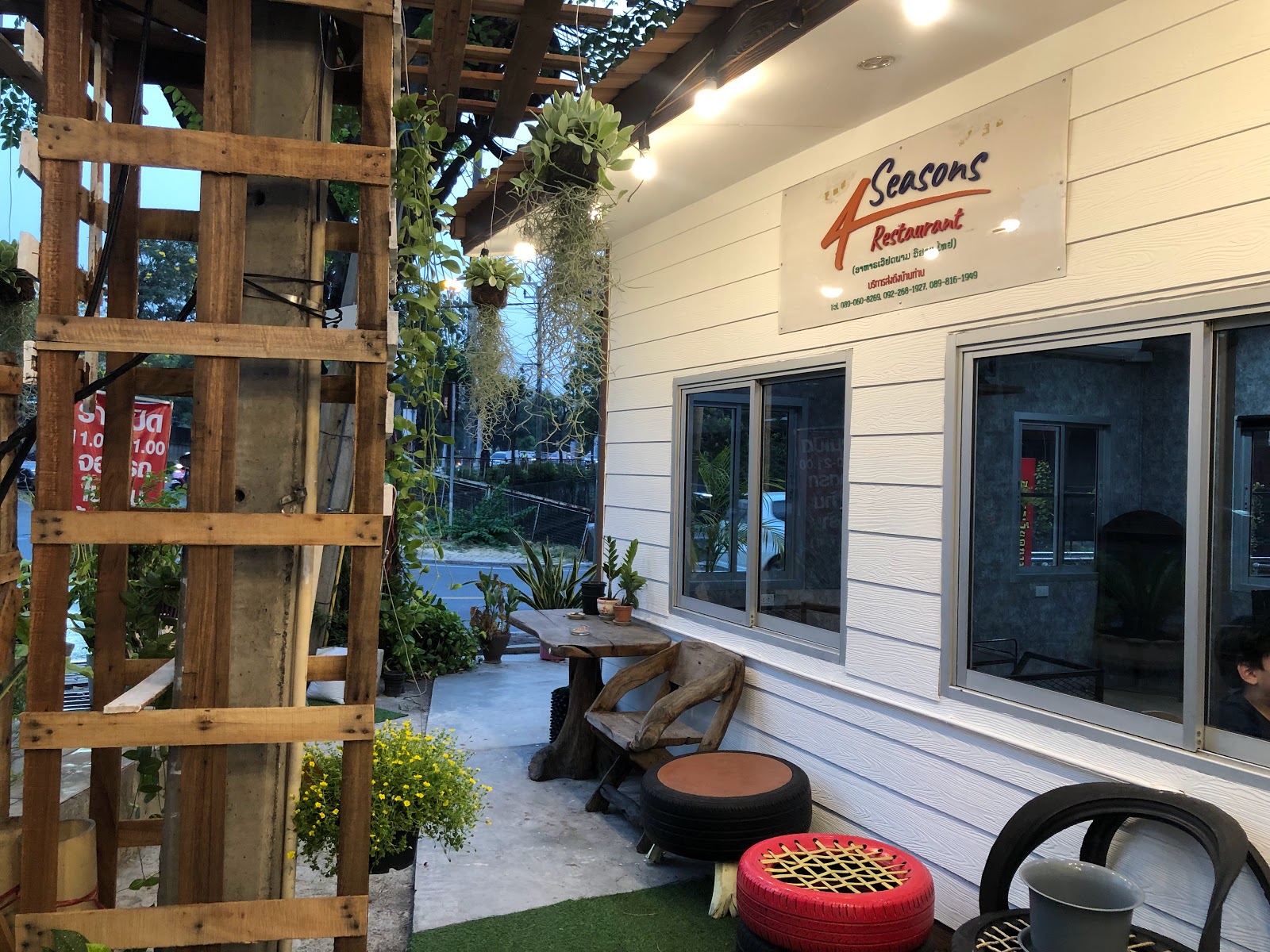 4 Seasons Restaurant, Vietnamese, Isan and Thai restaurant