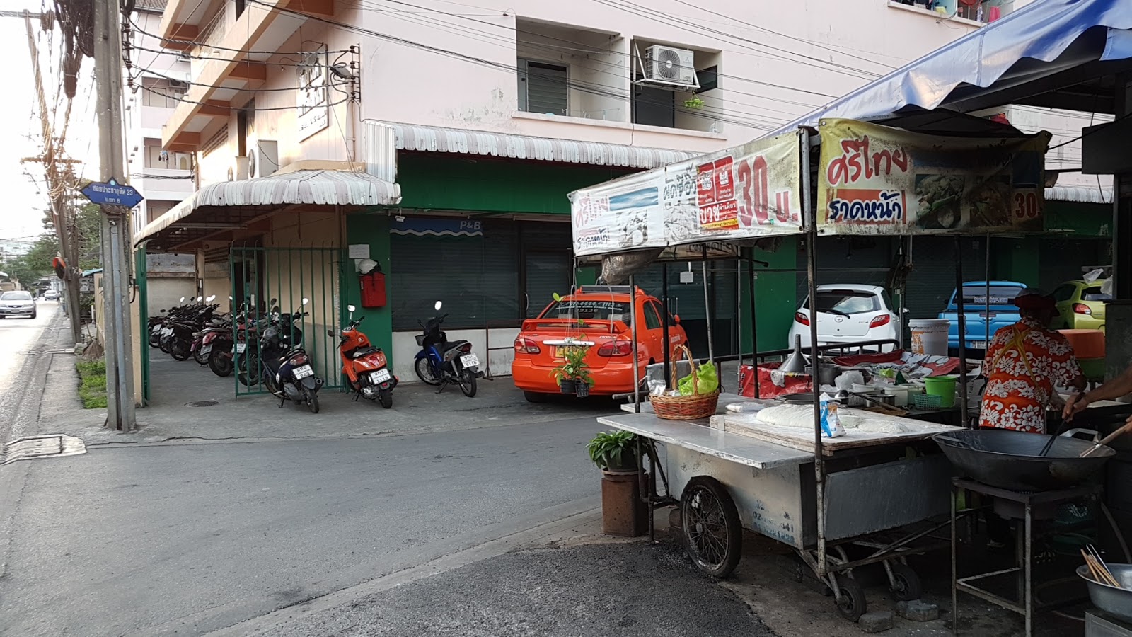 Rad Na Mee Noo restaurant is the best in the universe.