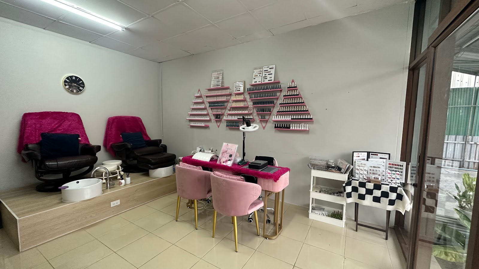 Daisy nails & spa by mednoon