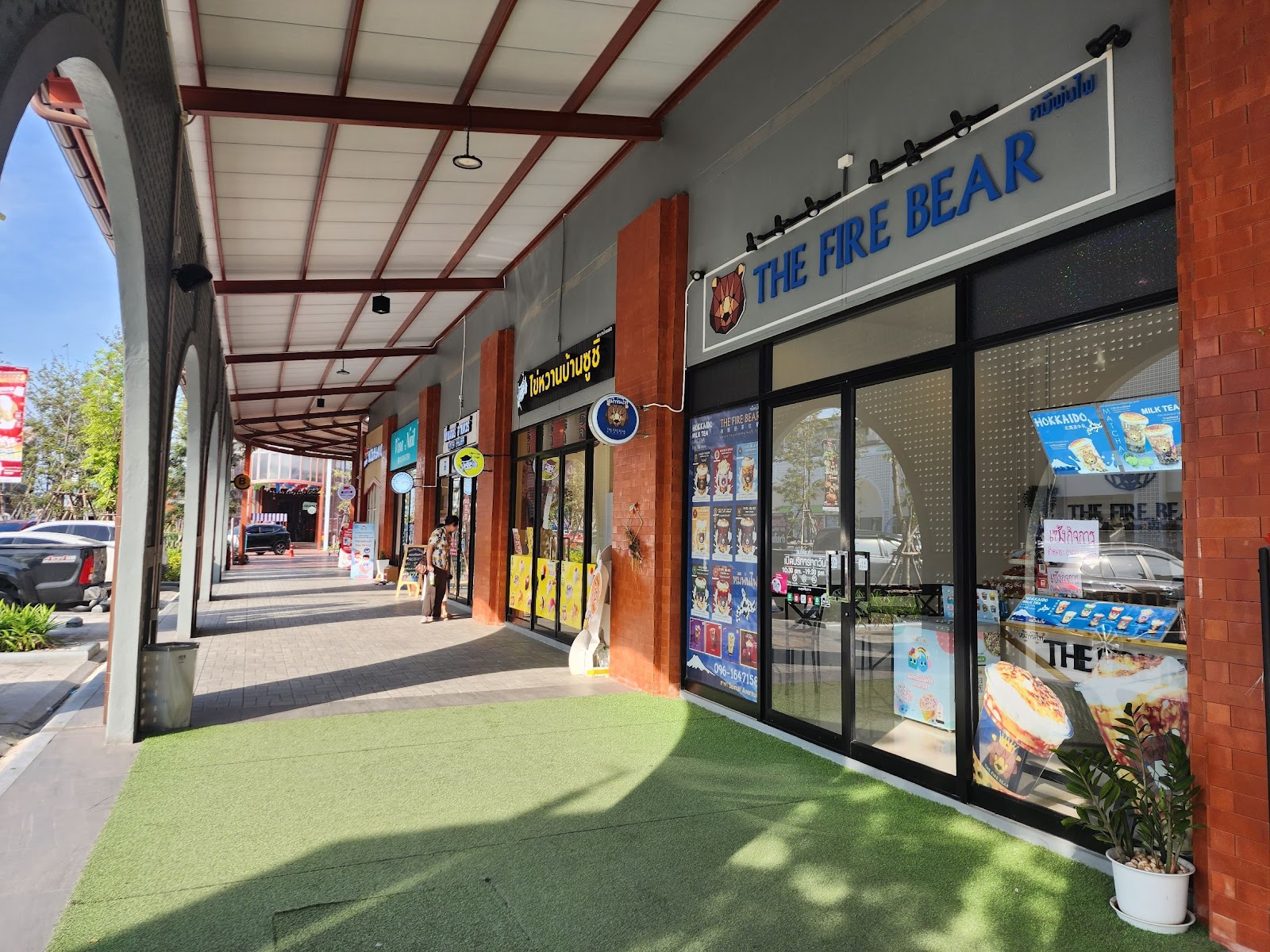 Fire-breathing bear Saimai Avenue store