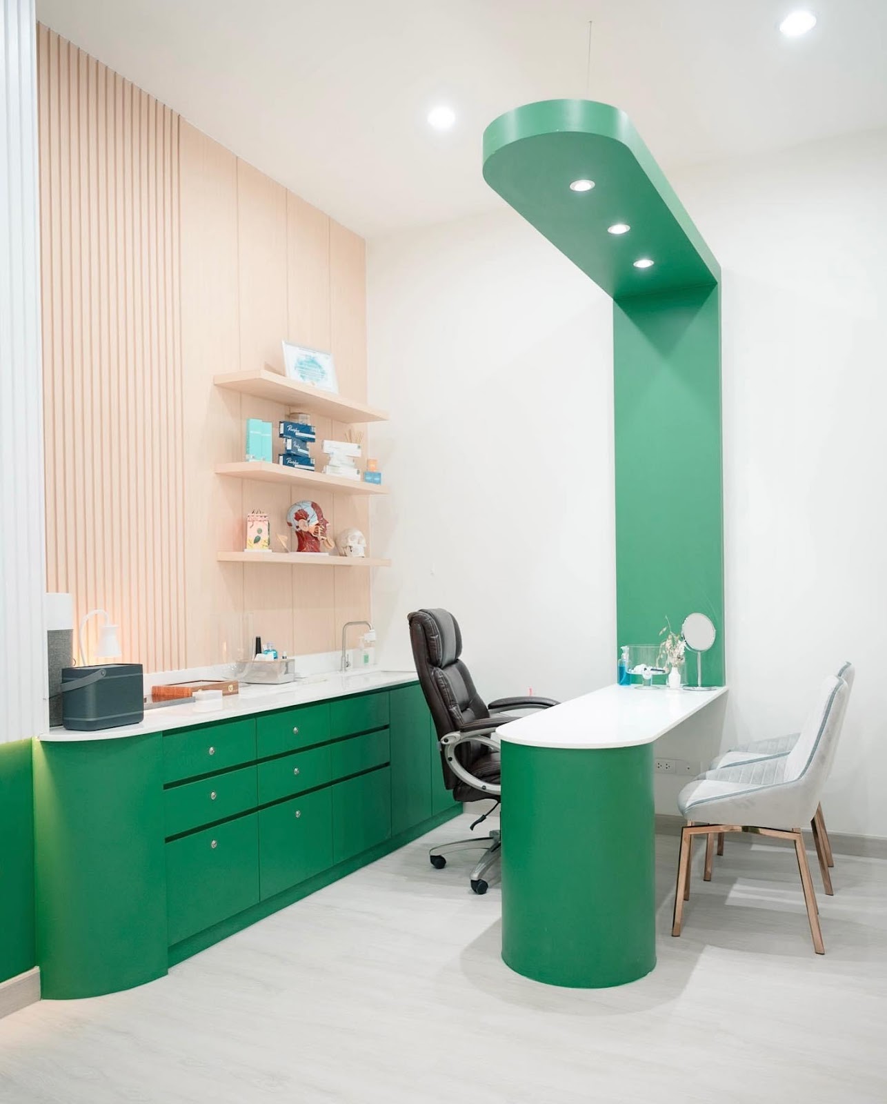 At Astic House Clinic, we offer a complete range of skin treatments and surgeries.