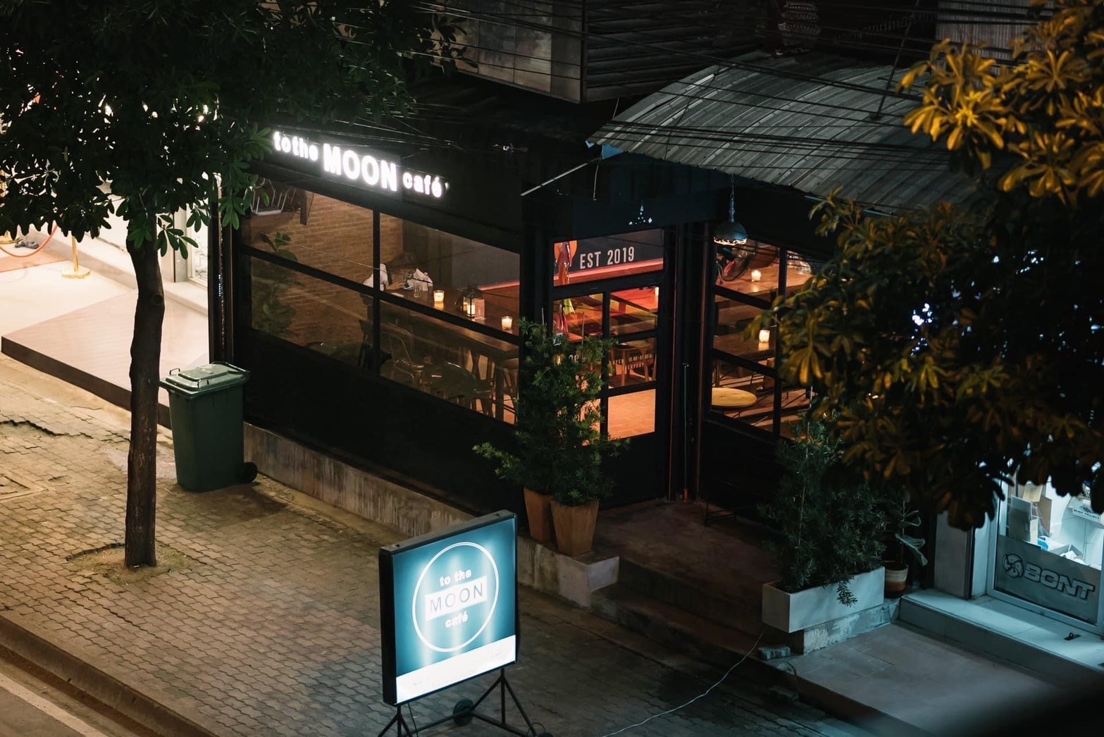 To the moon cafe bkk