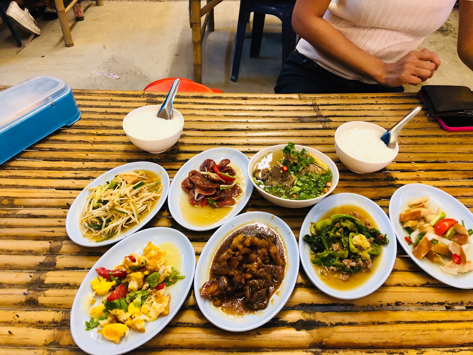 Rice porridge watching the train