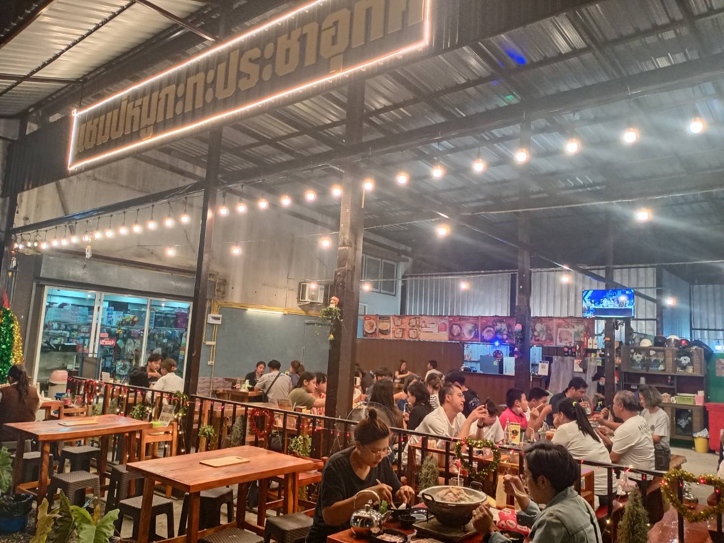 Champ BBQ Buffet, Pracha Uthit