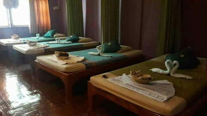 Spa massage to relieve pain in knees, legs, back, migraine headaches.