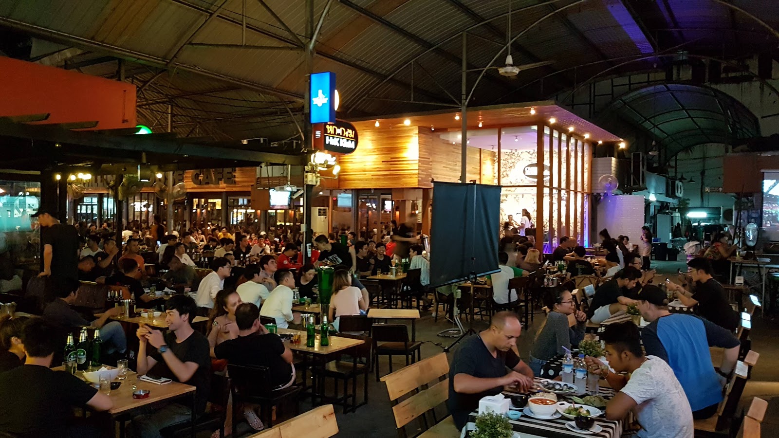 Hoklom Pub & Restaurant