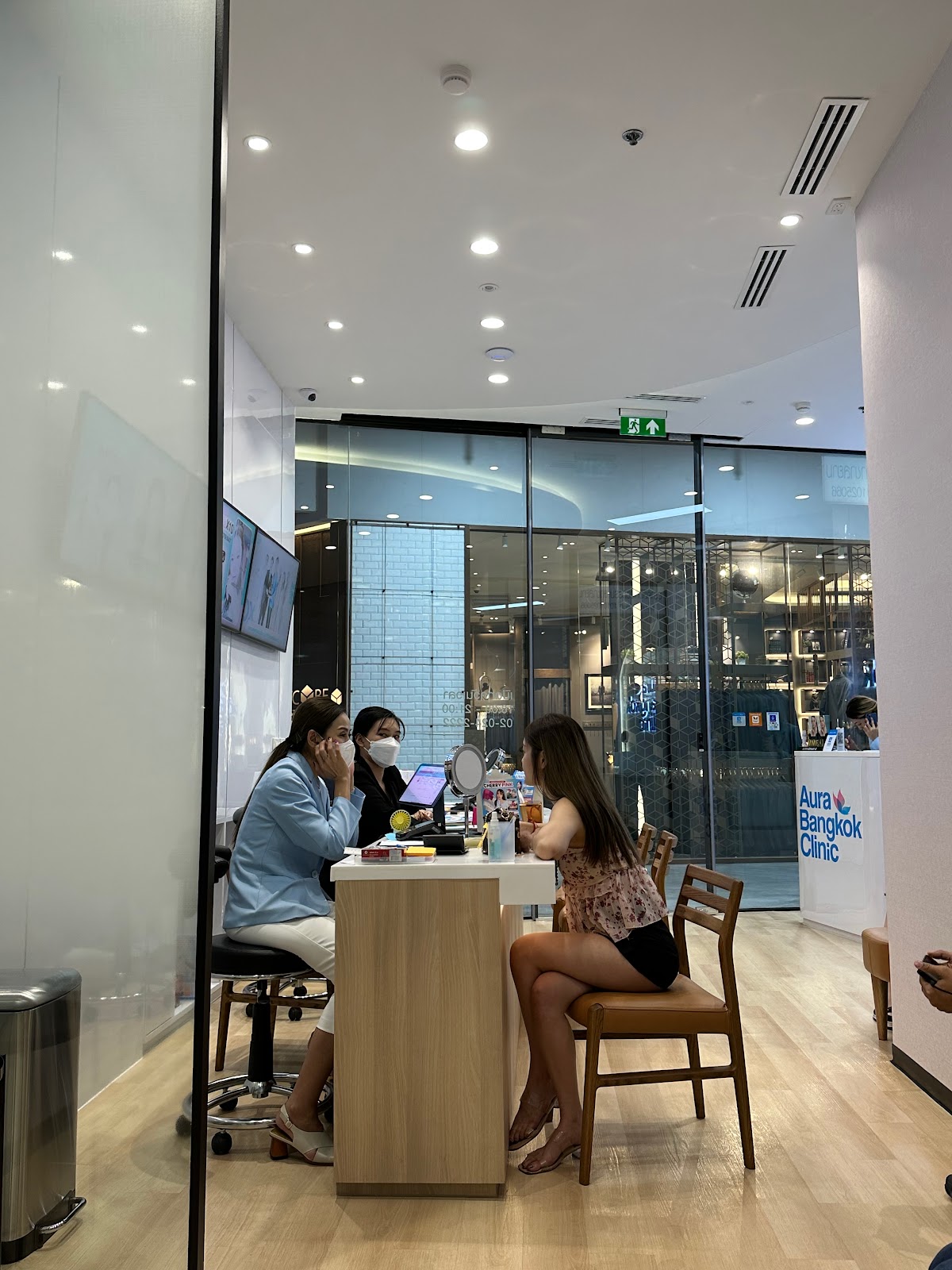 Aura Bangkok Clinic Siam Siam