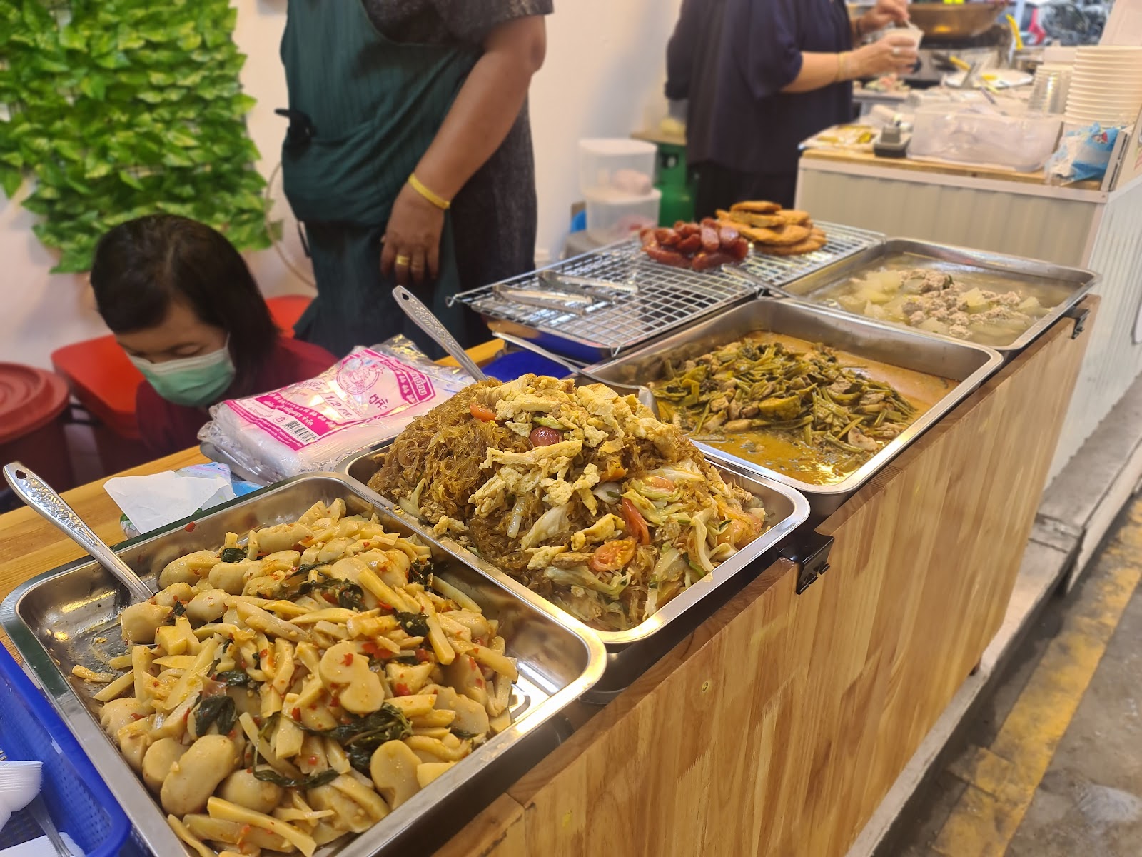 ข้าวแกงยืนกิน สาขาตลาดดิวัน รัชดาภิเษก (Curry Rice Ratchadapisek Diwan Market Branch)