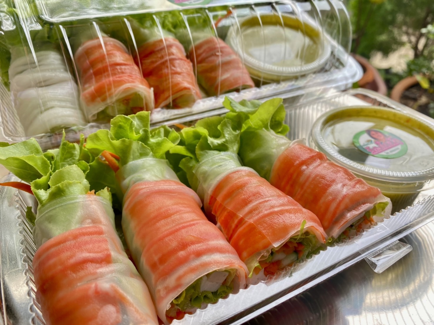 Non-vibrant salad roll