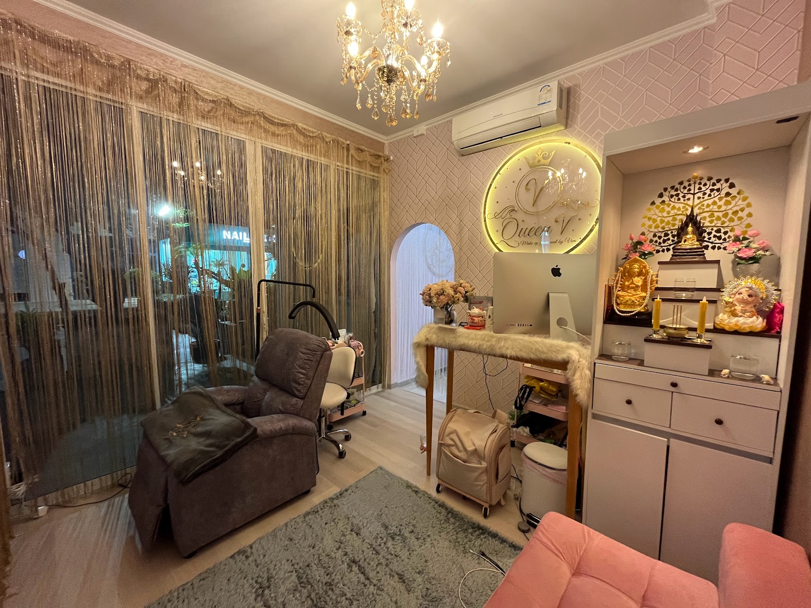 Eyelash extension specialty store Town in TownQueenV