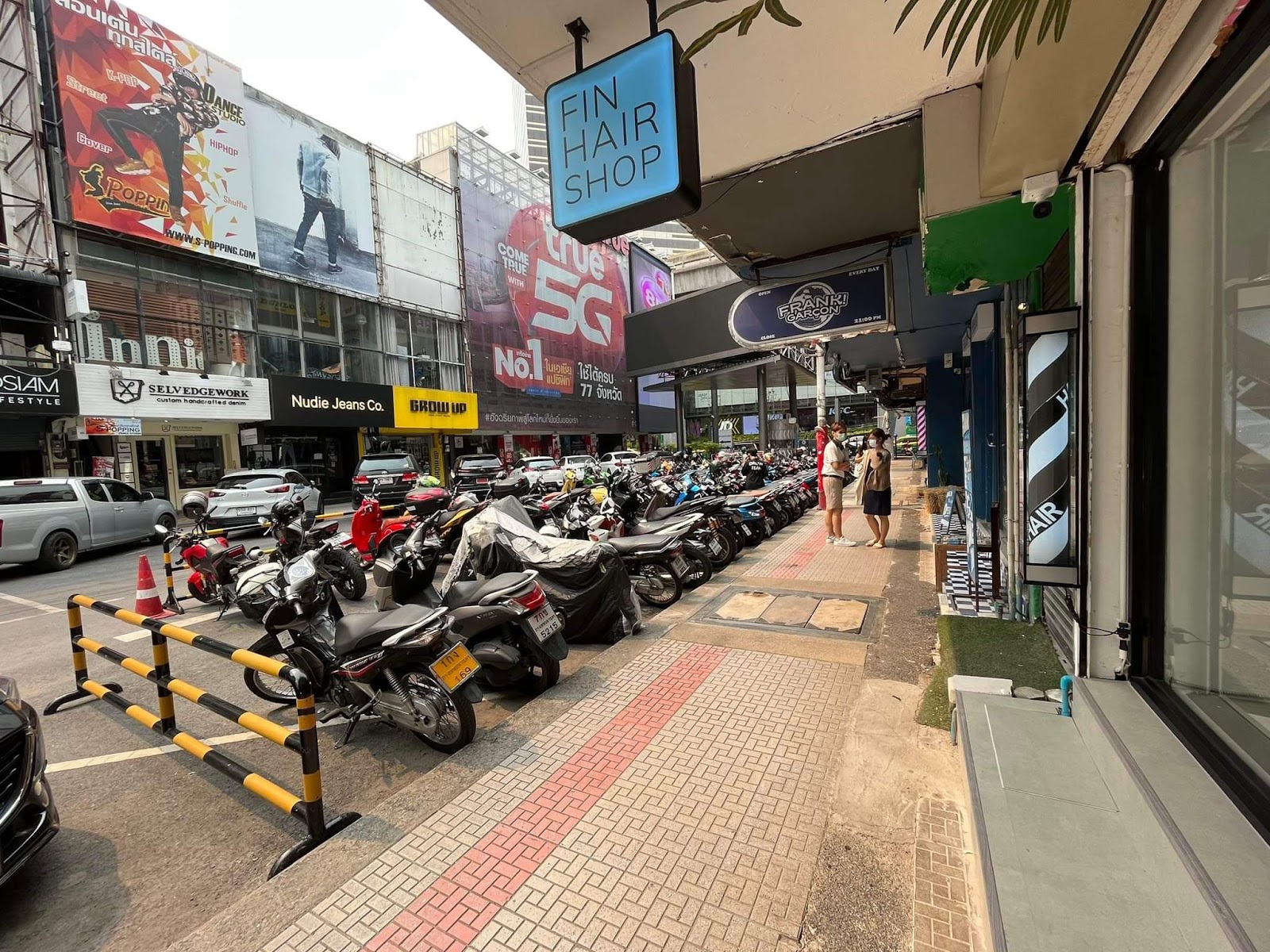 Fin Hair Shop Siam Square (moved to Huai Khwang)